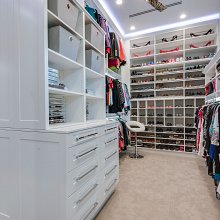 Master hers, shoe wall